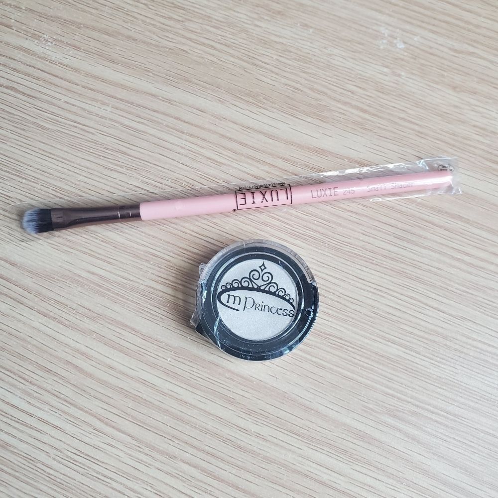 MPrincess Pressed Eyeshadow In Color Biscuit And Luxie 245 Small Shader Brush